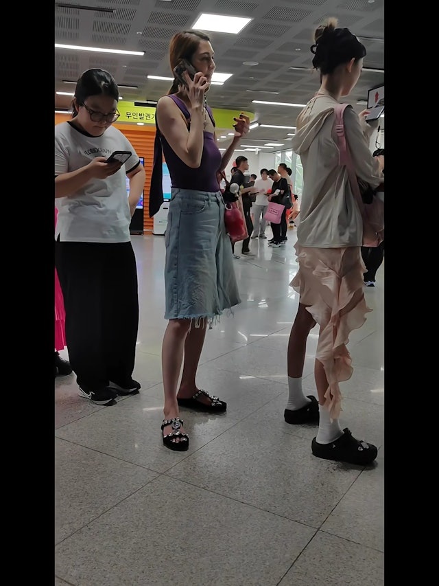 洪欣于演唱会场馆排队时，被指身材走样